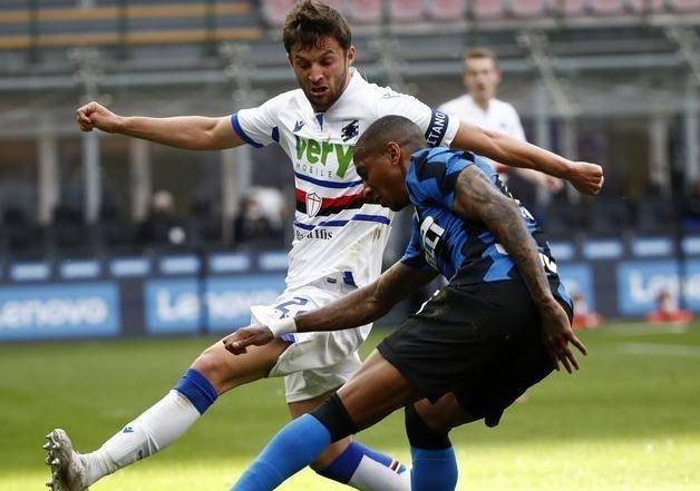 刻展现出惊 刻展现出惊